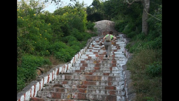 ಸರಿದಿರುವ ಬೇಲಿಯನ್ನು ದುರಸ್ತಿ ಪಡಿಸಬೇಕು