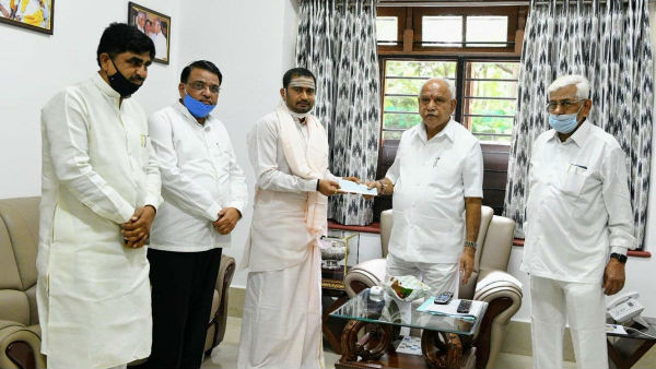 Vibhutipura Mutt Swamiji Handover A Cheque To Yediyurappa For Covid Relief Fund Vibhutipura Mutt Swamiji Handover A Cheque To Yediyurappa For Covid Relief Fund