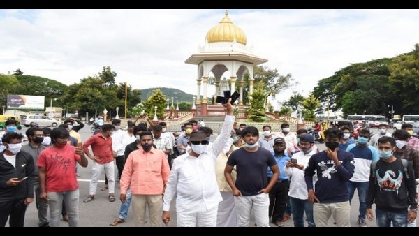 ಆನ್ ಲೈನ್ ಪಾಠ ನಡೆಸುತ್ತಿದ್ದಾರೆ