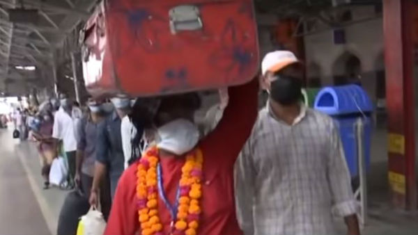 Social Media Hero: 80-year-old Porter Who Helps Migrants For Free At Railway Station