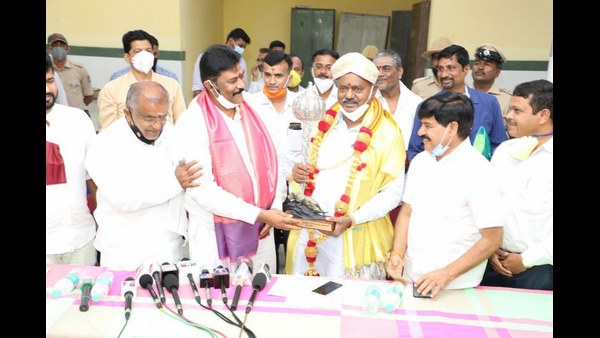  ಚಾಮುಂಡಿ ದೇವಿ ದರ್ಶನ ಪಡೆದ ಸಚಿವರು