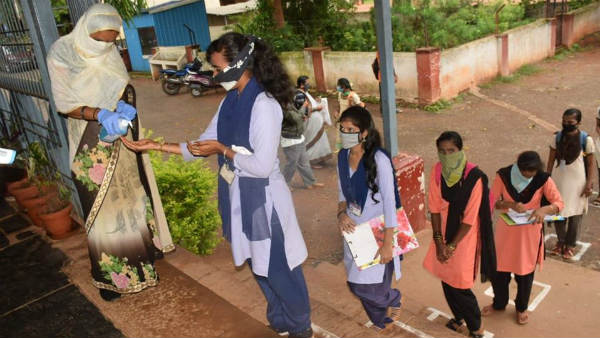 ವಿದ್ಯಾರ್ಥಿಗಳು ಕೈ ಕುಲಕಬೇಡಿ