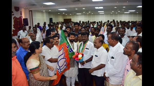 ಕಾಯ್ದಿರುವ ಕಾರ್ಯಕರ್ತರು