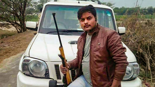 ಪೊಲೀಸರ ಬಳಿಯಿದ್ದ ಶಸ್ತ್ರಾಸ್ತ್ರ ಹೊತ್ತೊಯ್ದಿದ್ದ ರೌಡಿಗಳು 