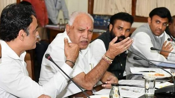 ಸಾರ್ವಜನಿಕರಿಗೆ ಧೈರ್ಯ ತುಂಬಬೇಕಾದ ಸಚಿವರಿಂದಲೇ ಇಂತಹ ಹೇಳಿಕೆ ಎಷ್ಟು ಸರಿ? ಸಾರ್ವಜನಿಕರಿಗೆ ಧೈರ್ಯ ತುಂಬಬೇಕಾದ ಸಚಿವರಿಂದಲೇ ಇಂತಹ ಹೇಳಿಕೆ ಎಷ್ಟು ಸರಿ?