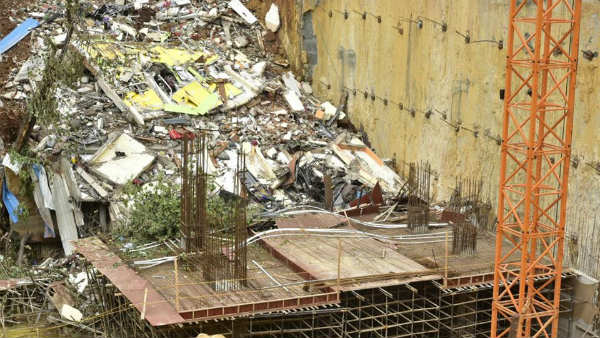 ನಿರ್ಮಾಣ ಹಂತದ ಕಟ್ಟಡದ ಪಕ್ಕದ ಕಟ್ಟಡ ಕುಸಿತ