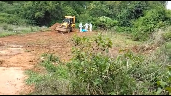  ಜೆಸಿಬಿ ಬಳಸಿ ಅಂತ್ಯಸಂಸ್ಕಾರ