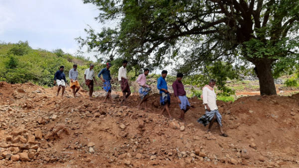  ರಸ್ತೆ ನಿರ್ಮಿಸಲು ಮುಂದಾಗದ ಜನಪ್ರತಿನಿಧಿಗಳು