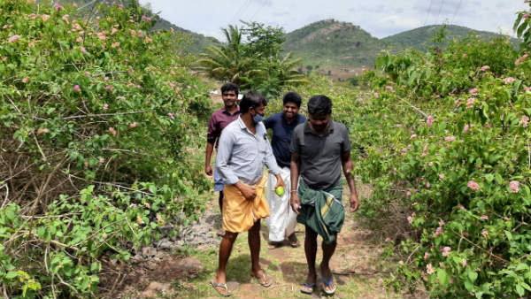  ತಲೆಮೇಲೆ ಹೊತ್ತು ಸಾಗುವ ಜನ