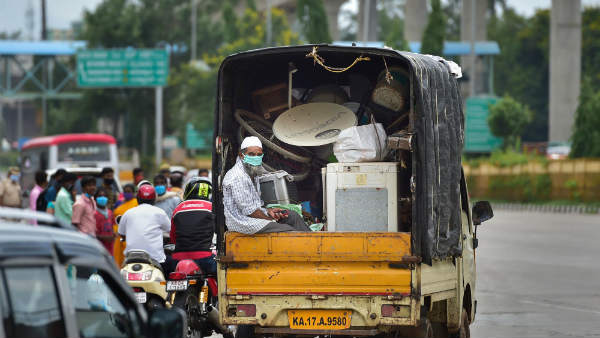 ನಗರ ತೊರೆಯುತ್ತಿರುವ ಜನರು