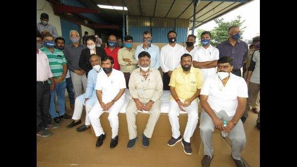 ಸಚಿವರುಗಳು ದುಡ್ಡು ಹೊಡೆಯುತ್ತಿದ್ದಾರೆ