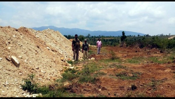 ಒತ್ತುವರಿ ತೆರವುಗೊಳಿಸಿ ಕಂದಕ ನಿರ್ಮಾಣ
