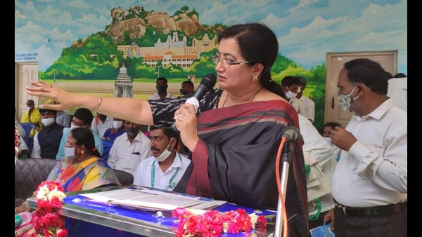 ಆರೋಗ್ಯ ಅಧಿಕಾರಿಗಳಿಗೆ ಮಾಹಿತಿ ನೀಡಿದ ಸಂಸದೆ