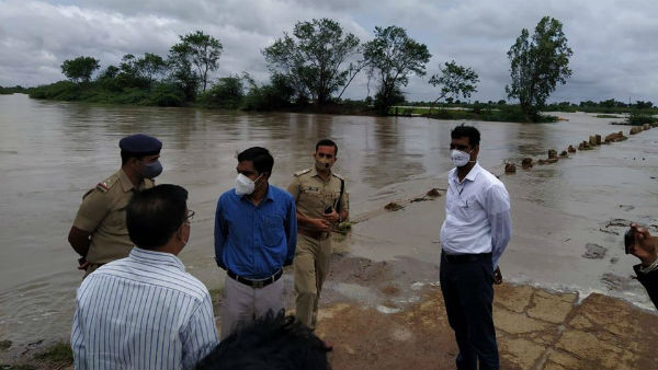 Gadag DC Inspects Flood Situation Of Benne Halla 