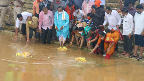 Shivamogga: Minister KS Eshwarappa Offered Bagina To Tunga River
