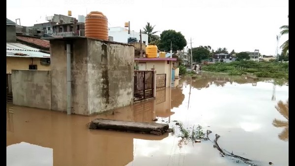  ಜಲಾವೃತಗೊಂಡ ರಸ್ತೆಯಲ್ಲೇ ಶವ ಸಾಗಣೆ