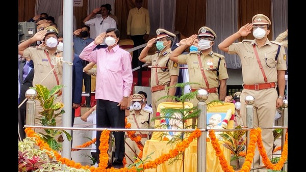  ತುಂತುರು ಮಳೆಯಲ್ಲೇ ಧ್ವಜಾರೋಹಣ ನೆರವೇರಿಸಿದ ಸಚಿವ ಜಾರಕಿಹೊಳಿ