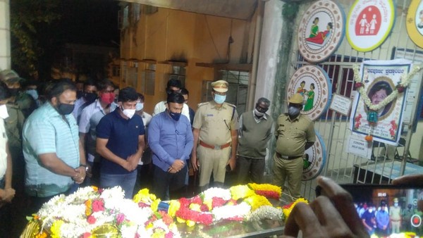 ಕಕ್ಕಾಬಿಕ್ಕಿಯಾದ ಸಚಿವರು ಕಕ್ಕಾಬಿಕ್ಕಿಯಾದ ಸಚಿವರು