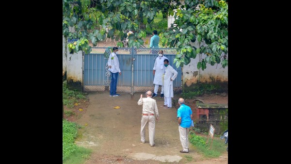 ಮನೆಯಿಂದ ಹೊರಹೋಗುವಾಗ ಮಾಸ್ಕ್ ಧರಿಸುವುದು ಕಡ್ಡಾಯ 