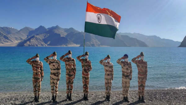 Indian Soldiers Hoist Tricolour At Pangong Lake For Send Clear Message To China Indian Soldiers Hoist Tricolour At Pangong Lake For Send Clear Message To China