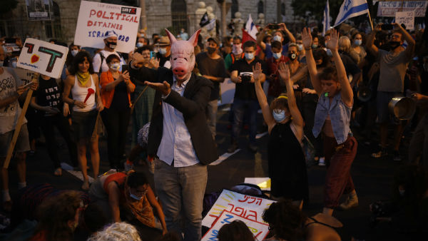 ಕ್ರೈಂ ಮಿನಿಸ್ಟರ್ ಎಂಬ ಪೋಸ್ಟರ್ ಪ್ರದರ್ಶನ 