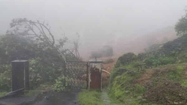  ಭೋರ್ಗರೆಯುತ್ತಿರುವ ಜಲಪಾತಗಳು