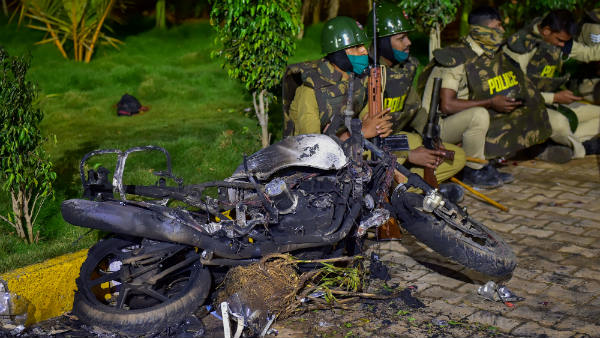 ಒಬ್ಬರಿಂದ ಒಬ್ಬರಿಗೆ ಮೊಬೈಲ್ ನಲ್ಲಿ ಎಚ್ಚರಿಕೆ ರವಾನೆ 