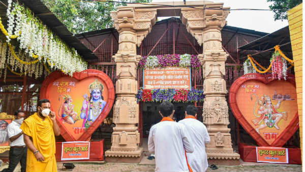 ಪೂಜೆಗಳನ್ನು ಸಲ್ಲಿಸಿ