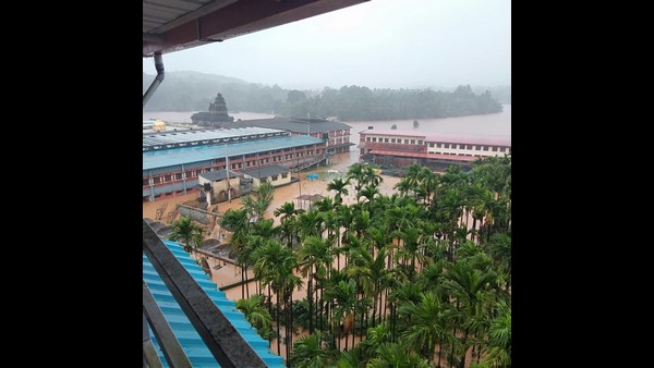 Water From Overflowing Tunga River Entered Residential Areas In Sringeri Water From Overflowing Tunga River Entered Residential Areas In Sringeri