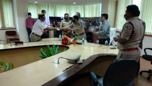 Reliance Jio donates 50,000 N95 masks and sanitisers to Bengaluru Traffic Police Reliance Jio donates 50,000 N95 masks and sanitisers to Bengaluru Traffic Police