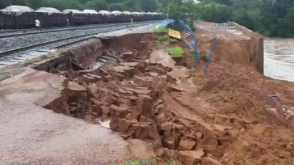 Heavy Rain: Landslide In Shivathana Railway Station 