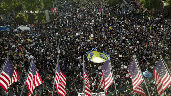 ಕೆನೋಶಾ ಪೊಲೀಸರು ಮೃಗಗಳಂತೆ ವರ್ತಿಸಿದ್ದಾರೆ 