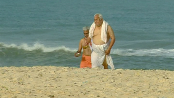 Mahalaya Amavasya: People Took Sea Bath In Malpe Beach And Did Pinda Pradhanam Mahalaya Amavasya: People Took Sea Bath In Malpe Beach And Did Pinda Pradhanam