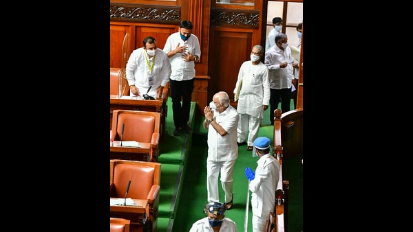 ಡಿಕೆಶಿಗೆ ಮಾಸ್ಕ್ ಹಾಕಿಸಿದ ಸ್ಪೀಕರ್