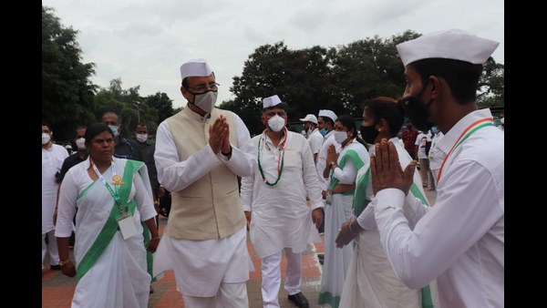ಲೂಟಿ ಹೊಡೆದಿರೋದು ಮಂತ್ರಿಗಳು
