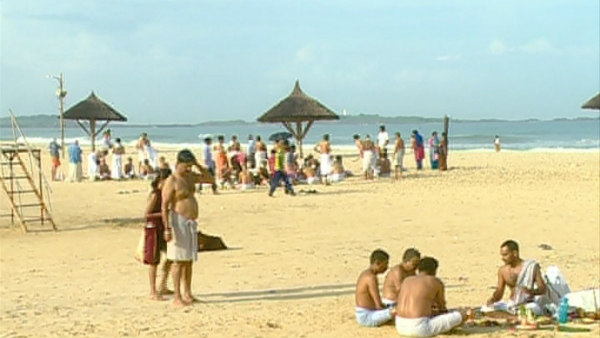 Mahalaya Amavasya: People Took Sea Bath In Malpe Beach And Did Pinda Pradhanam Mahalaya Amavasya: People Took Sea Bath In Malpe Beach And Did Pinda Pradhanam