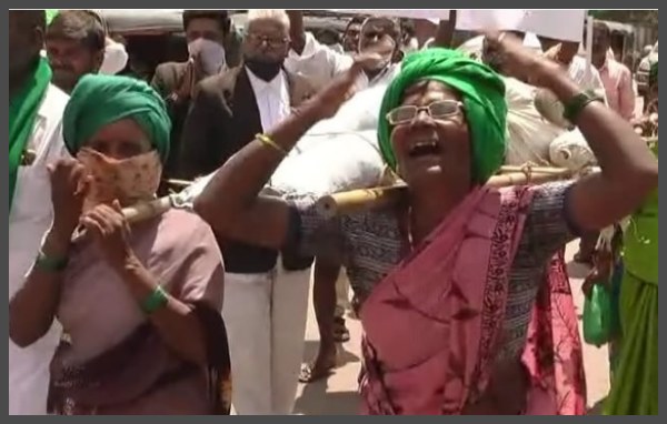 ಬಳ್ಳಾರಿಯಲ್ಲಿ ಬೊಬ್ಬೆ ಹೊಡೆದು ಪ್ರತಿಭಟನೆ