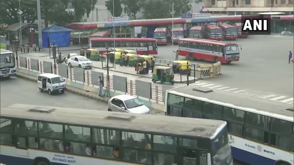  ದೇವನಹಳ್ಳಿ, ಬೆಂಗಳೂರು ರಾಷ್ಟ್ರೀಯ ಹೆದ್ದಾರಿಯಲ್ಲಿ ಬ್ಯಾರಿಕೇಡ್