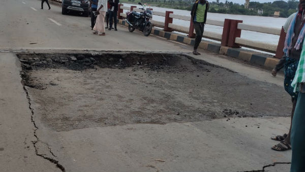  ಏಕಾಏಕಿ ಕುಸಿದ ತುಂಗಭದ್ರಾ ನದಿ ಸೇತುವೆ ರಸ್ತೆ