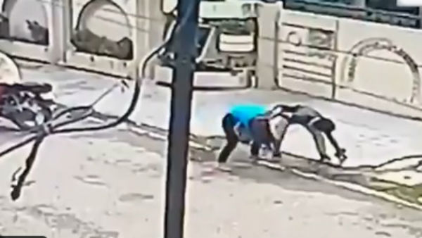 Girl Injured Teen Pulls Mobile Snatcher Off Bike In Punjab Girl Injured Teen Pulls Mobile Snatcher Off Bike In Punjab