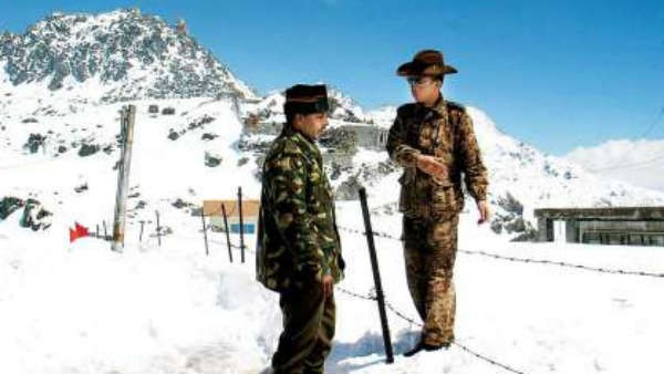 ವಿಪರೀತ ಚಳಿಯ ನಡುವೆ ಭಾರತೀಯ ಸೇನೆ ಶಿಬಿರ ವಿಪರೀತ ಚಳಿಯ ನಡುವೆ ಭಾರತೀಯ ಸೇನೆ ಶಿಬಿರ