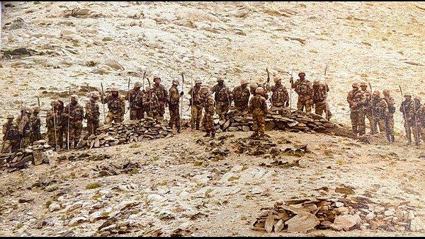 ನಿಗದಿತ ಗಡಿರೇಖೆ ಬಳಿ ದೊಣ್ಣೆ ಹಿಡಿದು ನಿಂತ ಸೈನಿಕರು ನಿಗದಿತ ಗಡಿರೇಖೆ ಬಳಿ ದೊಣ್ಣೆ ಹಿಡಿದು ನಿಂತ ಸೈನಿಕರು