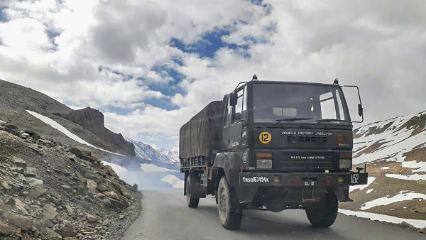 ಭಾರತ-ಚೀನಾ ಗಡಿಯಲ್ಲಿ ಶಸ್ತ್ರಾಸ್ತ್ರ ಹಿಡಿದು ನಿಂತ ಸೈನಿಕರು 