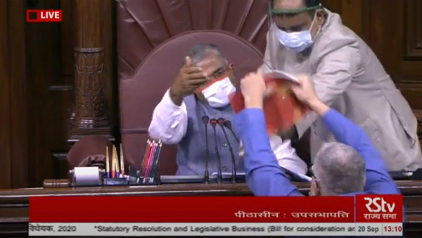 ಉಪಾಧ್ಯಕ್ಷರ ಮೈಕ್ರೋಫೋನ್ ಕಸಿಯಲು ಯತ್ನಿಸಿದ ಸಂಸದರು 