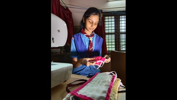 Udupi: 8th Std Student Ishita Sends 300 Face Masks To Soldiers; Receives Praises From Defence Minister Udupi: 8th Std Student Ishita Sends 300 Face Masks To Soldiers; Receives Praises From Defence Minister