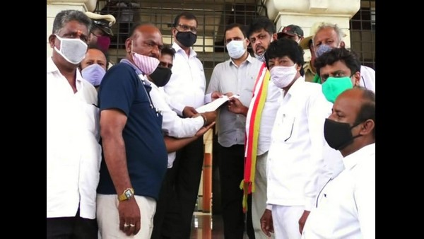  ಜಿಲ್ಲಾಧಿಕಾರಿ ಕಚೇರಿ ಆವರಣದಲ್ಲಿ ಪ್ರತಿಭಟನೆ