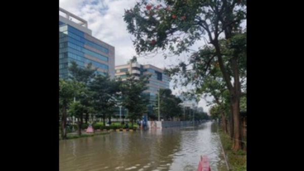 ರಸ್ತೆಯಲ್ಲಿ 4 ಅಡಿ ನೀರು 