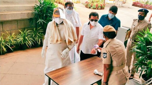 ಎಲ್ಲರ ಮುಖಕ್ಕೆ ಮಾಸ್ಕ್, ಗ್ಲೌಸ್