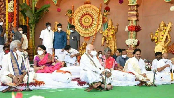 ನಡೆದುಕೊಂಡು ಹೋಗಬಹುದು