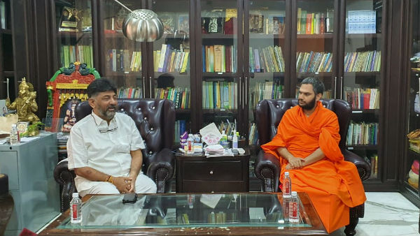 Nanjavadhuta swamiji meet and consoled DK Shivakumar who faced CBI inquiry yesterday